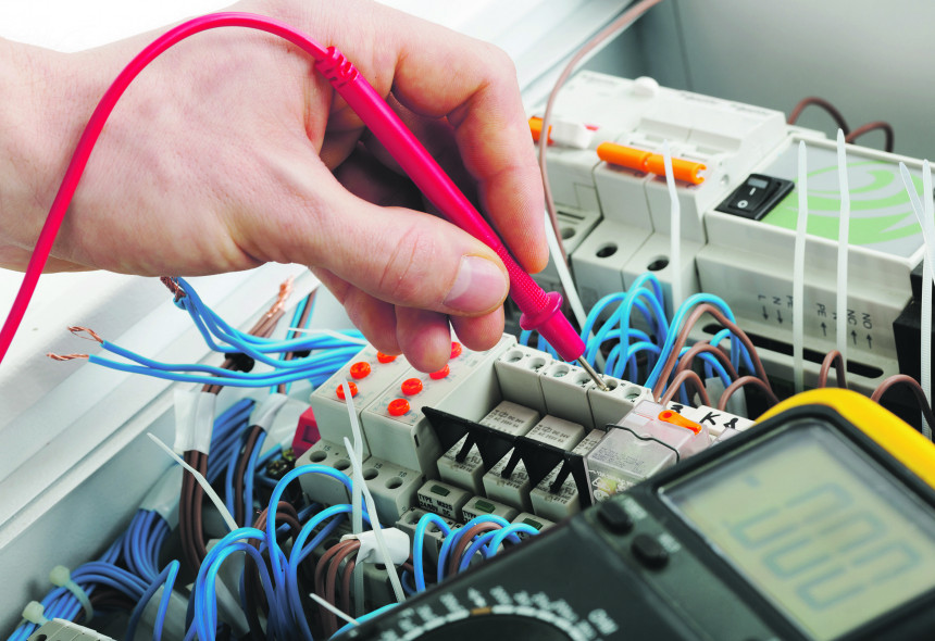 Precīza automātu paneļa pārbaude ar zondi